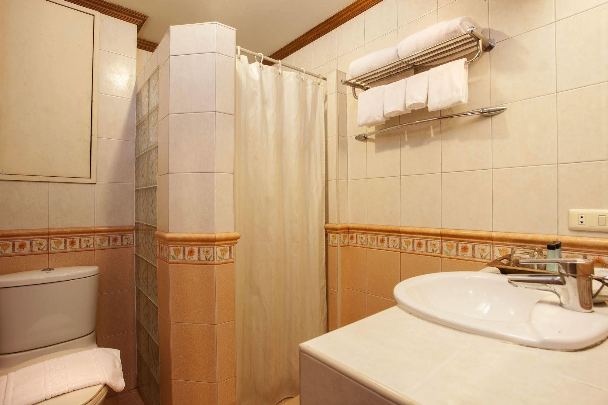 Safari Beach Hotel Patong Екстериор снимка